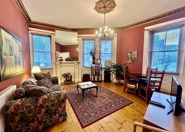 Unique Cozy Nest For 2, Old Town